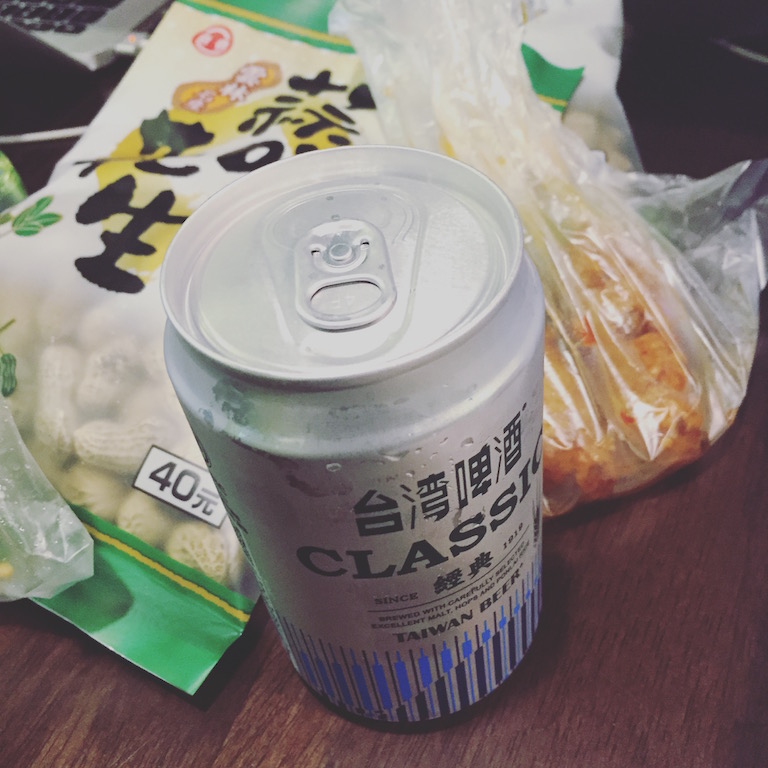 喝台湾啤酒，吃花生和龙凤腿